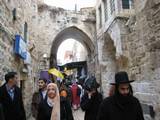 ירושלים- צועדים לעבר הכותל הקטן שברובע המוסלמי לתפילה  ושירה שבקעה מהלב כשהמואזין שר את שלו בצד השני- 2008