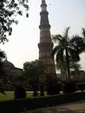 קוטב - מינאר . המקום נבנה בתחילת המאה ה-13.  בנוי מאבן חול אדומה.  גובהו 72.5 מ´              Qutab Minar