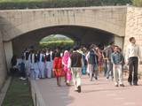 קבוצת תלמידות בתלבושת אחידה  בדרך  לכניסה לקבר גנדי       Students wearing school uniform, in the entrance to Ghandi´s grave