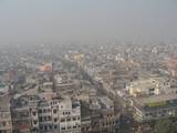 נוף של חלק  אחר של העיר דלהי שרואים מג´אמה מסג´יד.הראות גרועה בגלל זהום האויר ולא בגלל איכות הצילום.      View of Delhi