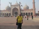 על רקע המסגד הגדול בדלהי. ג´אמה מסג´ידThe big mosque in Delhi: Jama Masgid