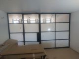 דלתות מעוצבות קליל בלגי 4300, דלתות למשרד בשילוב זכוכית שקופה וחלבית, גוון אלומיניום שחור