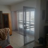 דלת פתיחה פנימה 2 כנפיים וקבוע צד, אלומיניום בלגי 4300 קליל
