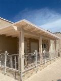 פרגולה לחצר בית פרטי, פרגולה עם סנטף, גוון קרם במראה עץ טבעי