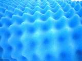 תמונת תקריב נוספת של ספוג מסוג כחול 33 בצורת תבנית בייצים לשיכוך מזרנים ושימושים נוספים