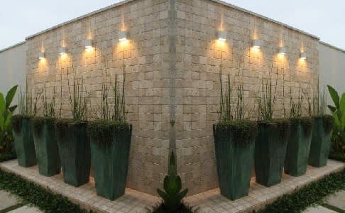 תכנון גינות עם חיפוי קירות כדים ותאורה תכנון גינות עם חיפוי קירות כדים ותאורה