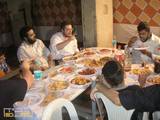 הרב מוישי הולצברג בהתוועדות חסידים בבית חב"ד בומביי, הודו.