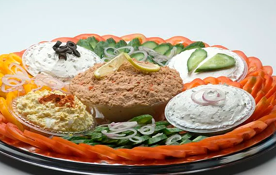 מגש ירקות וסלטים + 20 בייגל