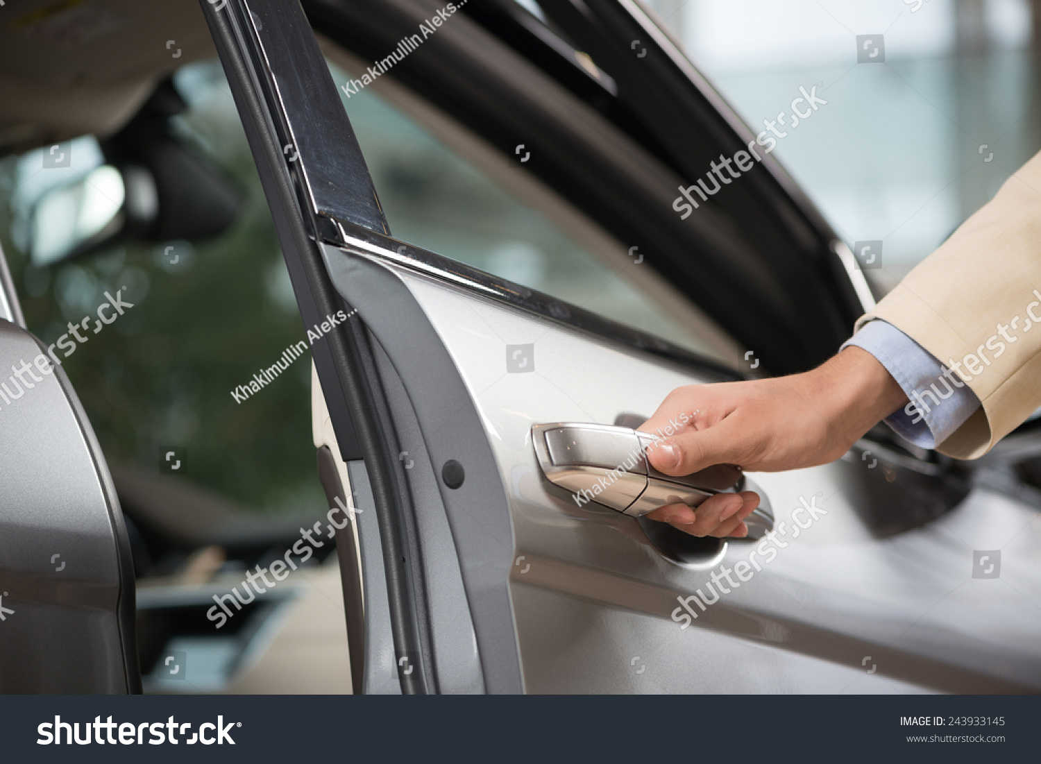 פורץ רכבים בראש העין