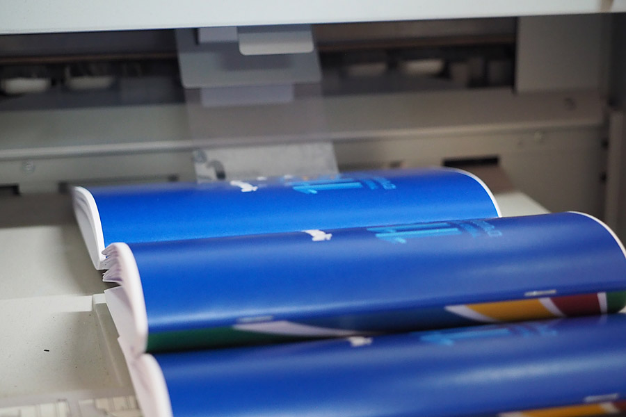 מדפסת תעשייתית להדפסת פולדרים וחוברות