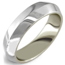 טבעת נישואין בעיצוב משופע ברוחב 3 מ"מ.