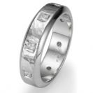 טבעת נישואין מרוקעת ברוחב 5.8 מ"מ משובצת ב 8 יהלומים בצורת פרינסס בצבע G וניקיון SI1, את היהלומים ניתן לשבץ לאחר החתונה.