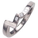 טבעת נישואין מפותלת ברוחב של 2.6 ממ המשובצת ב 3 יהלומים בחיתוך פרינסס במשקל כולל של כ- 0.05 קרט בצבע F וניקיון VS2, את היהלומים ניתן לשבץ לאחר החתונה.