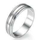 טבעת נישואין רחבה במיוחד 5.8 ממ עם שני חריצים לכל אורך הטבעת.