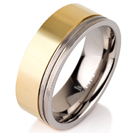 טבעת לגבר מטיטניום ברוחב 8 מ"מ בעלת שני פסים החרוטים בלייזר בדפנות, הטבעת מצופה למחצה בזהב צהוב 14 קראט.
