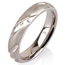טבעת לגבר מטיטניום ברוחב 4 מ"מ ובעיצוב מט ומוברק לסירוגין עם חריטה המעניקה מראה של יהלומים.