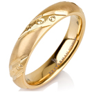 טבעת לגבר מטיטניום ברוחב 4 מ"מ ובעיצוב מט ומוברק לסירוגין עם חריטה המעניקה מראה של יהלומים הטבעת מצופה בזהב צהוב 14 קראט.