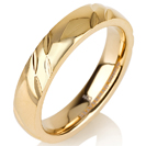 טבעת לגבר מטיטניום ברוחב 4 מ"מ בעיצוב עדין עם מוברקת לרוחב עם ציפוי זהב צהוב 14 קראט.