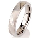 טבעת לגבר מטיטניום ברוחב 4 מ"מ בעיצוב עדין עם חריטות לייזר  בגימור מט לרוחב הטבעת.