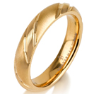 טבעת לגבר מטיטניום ברוחב 4 מ"מ בעיצוב ייחודי בעל 3 חיתוכים לרוחב הטבעת,  בגימור מט, הטבעת מצופה בזהב צהוב 14 קראט.