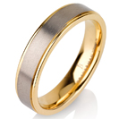 טבעת לגבר מטיטניום ברוחב 5 מ"מ עם אמצע בגימור מט וצדדים מוברקים ומצופים בזהב צהוב 14 קראט.