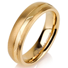 טבעת לגבר מטיטניום ברוחב 5 מ"מ בגימור מט עם פס מוברק וחתוך בלייזר, הטבעת מצופה בזהב צהוב 14 קראט.