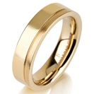 טבעת לגבר מטיטניום ברוחב 5 מ"מ בעיצוב מוחלק עם פס מט, הטבעת מצופה בזהב צהוב 14 קראט.