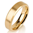 טבעת לגבר מטיטניום ברוחב 5 מ"מ עם קצוות משופעים מוחלקים ואמצע בגימור מט, הטבעת מצופה בזהב צהוב 14 קראט.