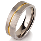 טבעת לגבר מטיטניום ברוחב 6 מ"מ עם גימור מט ופס מוברק המצופה בזהב צהוב 14 קראט.