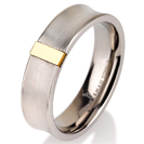 טבעת לגבר מטיטניום ברוחב 6 מ"מ הטבעת מתעקלת כלפי פנים ועשויה בגימור מט, לטבעת פלטה עשויה טיטניום המצופה בזהב 14 קראט מתאימה במיוחד לחריטות.