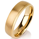 טבעת לגבר מטיטניום ברוחב 6 מ"מ בגימור מט עם פס לכל אורך הטבעת בגימור מוברק, הטבעת מצופה בזהב צהוב 14 קראט.