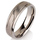 טבעת לגבר מטיטניום ברוחב 6 מ"מ עם אמצע מוברש מט וחריטה בעבודת יד של עלים.