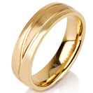 טבעת לגבר מטיטניום ברוחב 6 מ"מ עם מעויינים בגימור מט, הטבעת מצופה בזהב צהוב 14 קראט.
