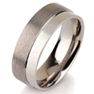 טבעת לגבר מטיטניום ברוחב 7 מ"מ בגימור בשני גבהים האחד מט והשני חלק.