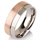 טבעת לגבר מטיטניום ברוחב 7 מ"מ בגימור בשני גבהים האחד מט והשני חלק, הטבעת מצופה בזהב אדום 14 קראט.