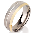 טבעת לגבר מטיטניום ברוחב 7 מ"מ עם פס אמצע מוברק לאורך כל הטבעת, הטבעת בגימור מט וכן בעלת קצה מצופה זהב צהוב 14 קראט בגימור מוברק.