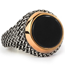 טבעת חותם בסגנון וינטג' עשויה כסף 925 ומשובצת באבן אוניקס עגולה שטוחה.