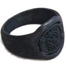 טבעת חותם בסגנון עתיק כהה משולבת מתכת וכסף 925 להענקת מראה אותנטי.