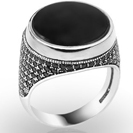 טבעת חותם לגבר משובצת אוניקס שחור ואבני סברובסקי שחורות קטנות בצדדים.