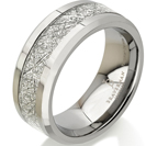 טבעת מטאור העשויה טונגסטן קרביד טהור בגימור מבריק וברוחב 8ממ עם מילוי פלדה בגימור של מטאור טבעי.