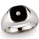 טבעת אוניקס לגבר העשויה כסף 925 ומשובצת ביהלום 0.04 קרט.
