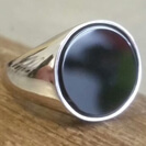 טבעת חותם לגבר העשויה כסף 925 ואבן אוניקס שחורה עגולה