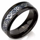 טבעת שחורה לגבר העשויה טיטניום עם מילוי קרבון כחול ועיטור פנימי כסוף הטבעת ברוחב 8 מ"מ