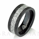 טבעת לגבר בגימור מט ומילוי פלדה בסגנון מטאור טבעי הטבעת עשויה טונגסטן וברוחב 8מ"מ
