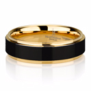 טבעת לגבר העשויה טונגסטן עם ציפוי זהב צהוב ואמצע עם ציפוי שחור ברוחב 8 מ"מ