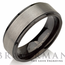 טבעת לגבר העשויה טונגסטן קריבד עם אמצע מוברש וצדדים שחורים ברוחב 8 מ"מ