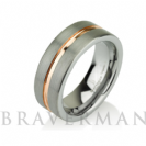 טבעת טונגסטן לגבר ברוחב 8 מ"מ בגימור מט עם פס זהב אדום במרכז.
