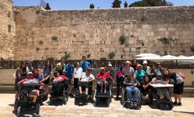ביקור מרגש בכותל של אנשים עם מוגבלות ממערך הדיור של אלווין ישראל בירושלים. צילום אלווין ישראל