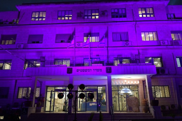 מבנה משרד המשפטים הואר באור סגול. צילום ברונו שרביט לעמ