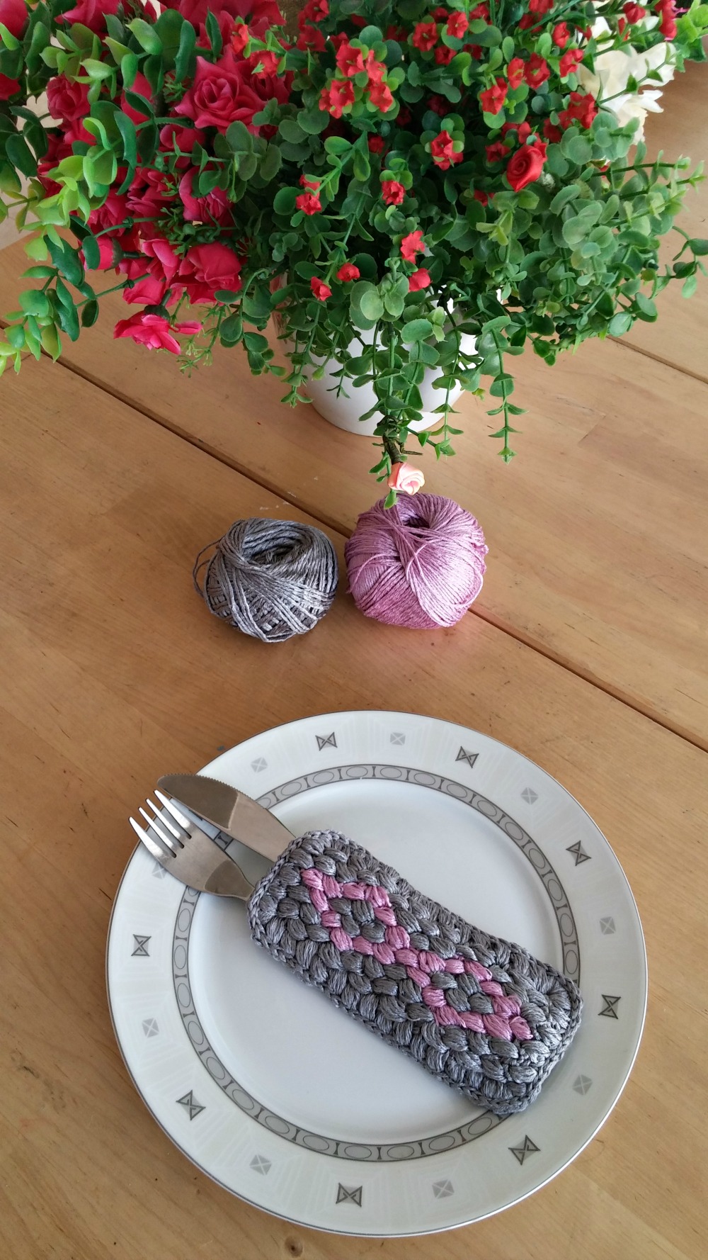 עיטור בדוגמת מעויינים לסכום על שולחן החג